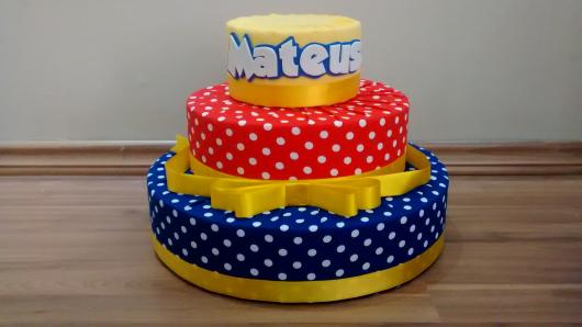 Bolo Fake Galinha Pintadinha modelo de tecido com laço de cetim amarelo