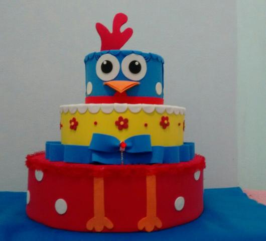 Bolo Fake Galinha Pintadinha de EVA e papelão azul amarelo e vermelho