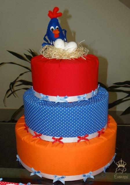 Bolo fake Galinha Pintadinha de tecido azul vermelho e laranja com topo da galinha no ninho