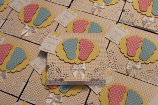 Convites de Chá de Bebê modelo scrap com detalhe de pézinho para chá de gêmeos 