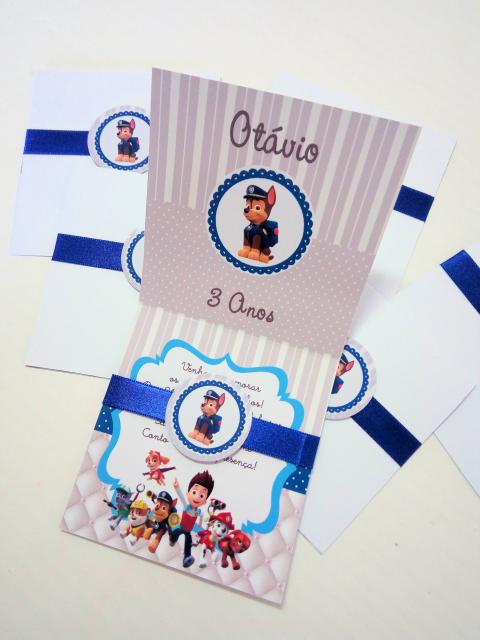 Convites Patrulha Canina scrap cinza e branco com feicho de fita azul e aplique de personagem