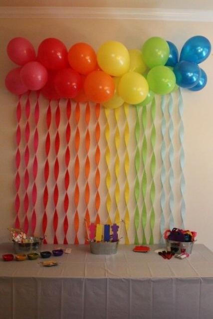 Cortina de Papel Crepom arco-íris com balões