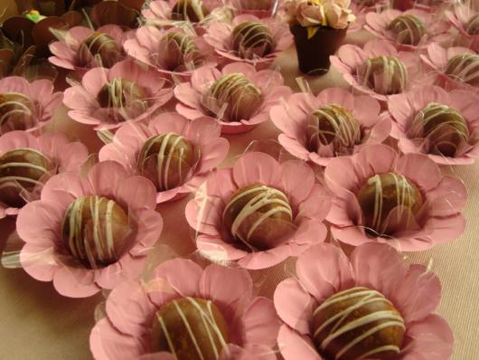 Doces Gourmet trufa de chocolate na forminha com formato de flor rosa