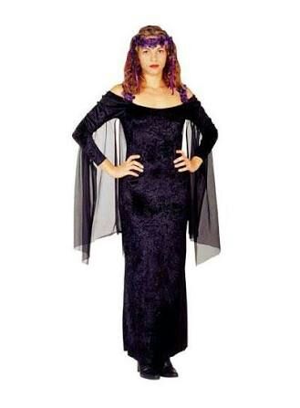 Fantasia de Vampiro feminina improvisada com vestido preto longo e capa de tule