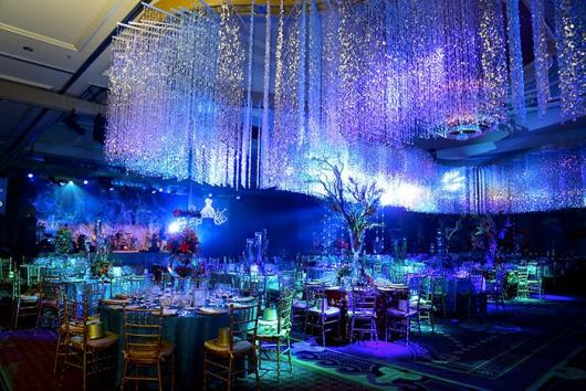 Festa Fundo do Mar de luxo com iluminação azul e teto decorado