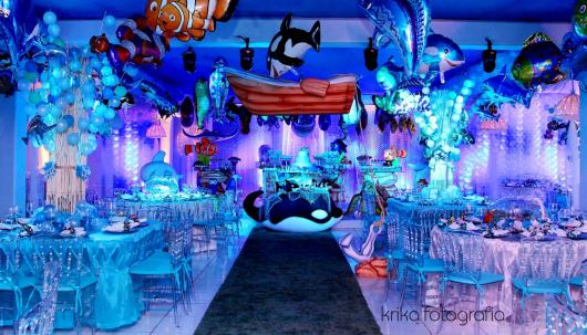 Festa Fundo do Mar de luxo com balões no teto