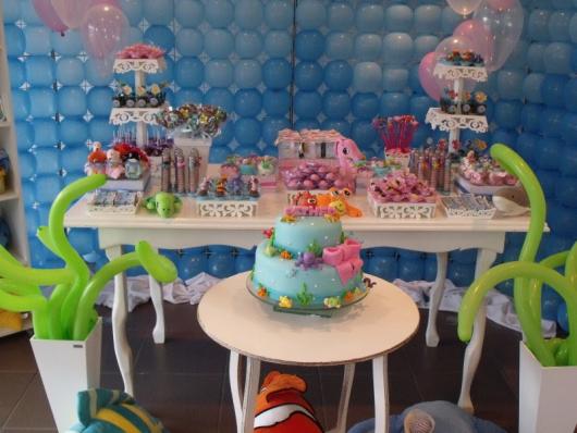 Festa Fundo do Mar provençal decorada com bichinhos de balão