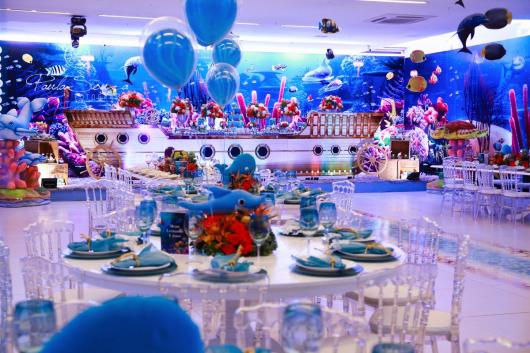 Festa Fundo do Mar de luxo com mesa de doces no formato de barco