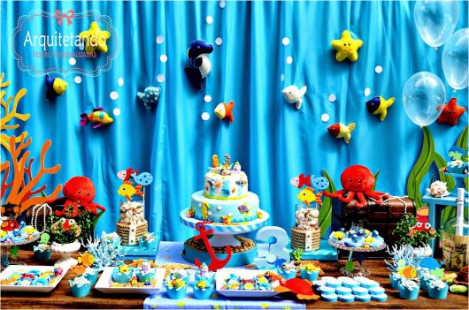 Festa Fundo do Mar com cortina azul e aplique de peixinhos