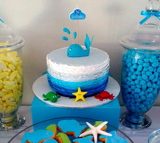 Festa Fundo do Mar bolo simples azul e branco decorado com pasta americana