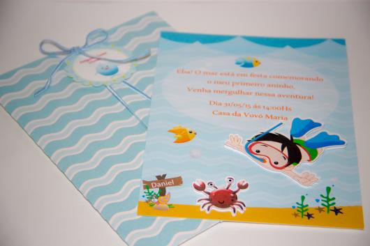 Festa Fundo do Mar convite cartão no envelope azul e branco
