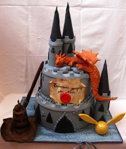 Festa Harry Potter bolo no formato do castelo com dragão de pasta americana