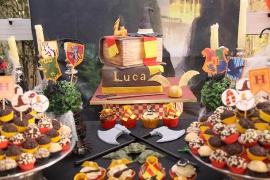 Festa Harry Potter mesa decorada com bolo e doce gourmet
