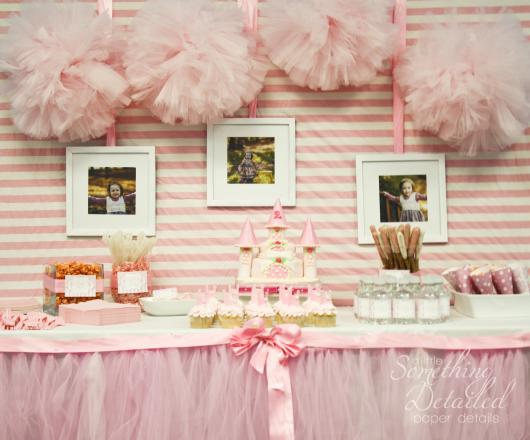 Festa Princesa simples decorada com porta retrato e tule