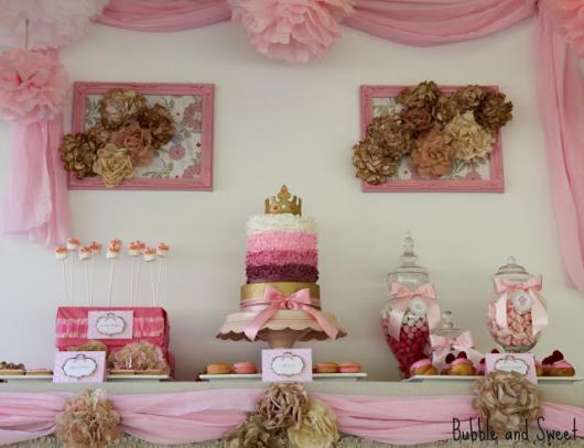 Festa Princesa simples decorada com TNT e flores de papel