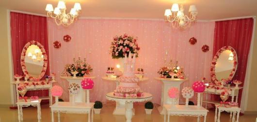 Festa Princesa de luxo decorada com espelhos cortina flores e LED