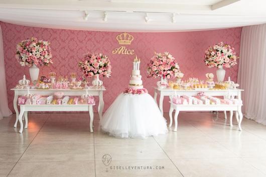 Festa Princesa de luxo com mesa decorada com tule a arranjos de flores