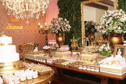 Festa Princesa rústica decorada com flores e lustre 