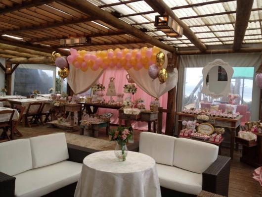 Festa Princesa rústica decorada com balões