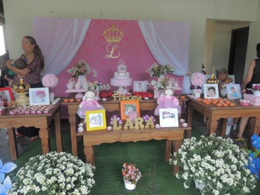Festa Princesa rústica decorada com porta retrato grama sintética e flores