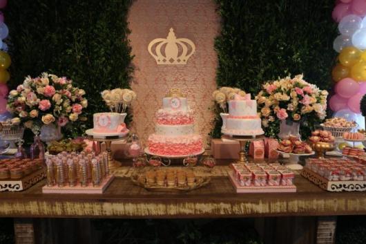 Festa Princesa rústica decorada com muro inglês