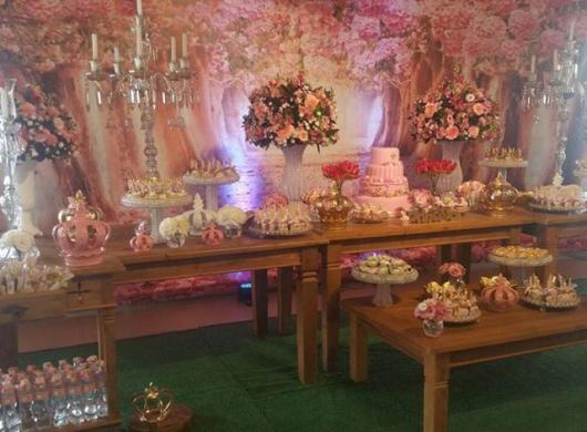 Festa Princesa rústica decorada com flores rosa