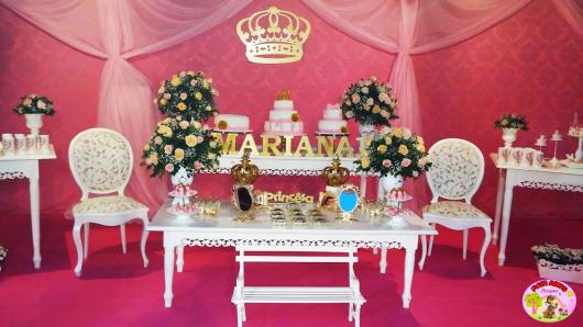 Festa Princesa de luxo com painél de coroa de MDF e nome da aniversariante na mesa
