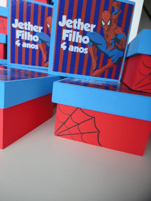 Lembrancinhas Homem-Aranha caixinha vermelha e azul de MDF