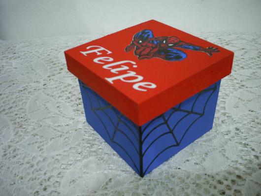 Lembrancinhas Homem-Aranha caixa de MDF azul e vermelho com decoupage