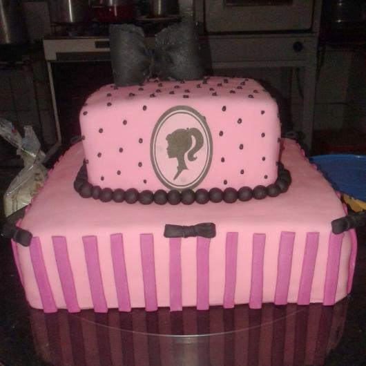 BOLO DE 2 ANDARES TEMA BARBIE  Tema barbie. Forma de 2 kilos