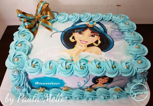 Na cocina Tortas e Bolos - A princesa Elisa escolheu esse lindo bolo azul  com o tema Princesas para comemorar seus 3 aninhos. 60 fatias de pura  felicidade. Topo maravilhoso da @papelcomternura