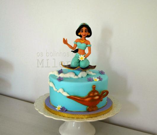 Na cocina Tortas e Bolos - A princesa Elisa escolheu esse lindo bolo azul  com o tema Princesas para comemorar seus 3 aninhos. 60 fatias de pura  felicidade. Topo maravilhoso da @papelcomternura