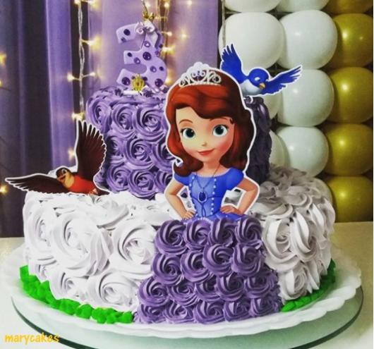 Na cocina Tortas e Bolos - A princesa Elisa escolheu esse lindo bolo azul  com o tema Princesas para comemorar seus 3 aninhos. 60 fatias de pura  felicidade. Topo maravilhoso da @papelcomternura