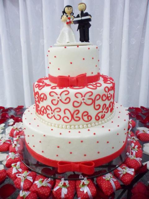 Bolo Fake Casamento de biscuit branco com detalhes em vermelho