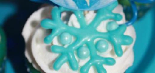 cupcake da Frozen com decoração de papel impresso