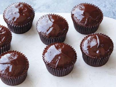 Cupcake de Chocolate de liquidificador com cobertura de chocolate