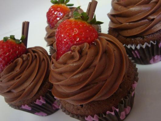 Cupcake de Chocolate com morango e chantilly de chocolate
