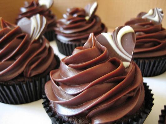 Cupcake de Chocolate com cobertura de ganache de chocolate e aplique de coração de chocolate