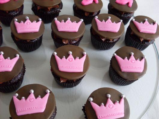 Cupcake de Chocolate decorado com aplique de coroa rosa