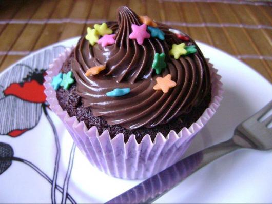 Cupcake de Chocolate com confeito de estrelhinhas