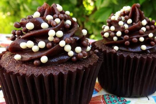 Cupcake de Chocolate com chocoball preto e branco