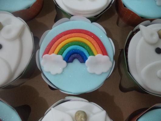 Cupcake de Unicórnio modelo arco-íris decorado com pasta americana