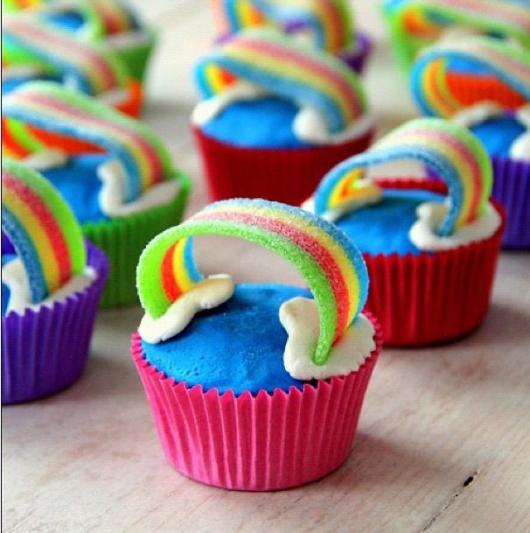 Cupcake de Unicórnio modelo decorado com arco-íris e forminha colorida