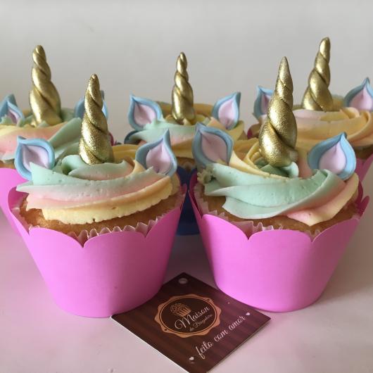 Cupcake de Unicórnio decorado com chifre dourado e wrapper pink