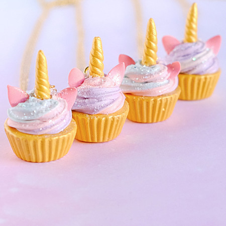 Cupcake de Unicórnio modelo decorado com chifre dourado e glacê lilás e rosa