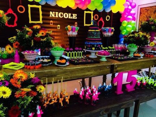 Decoração de 15 anos Neon com balões coloridos 