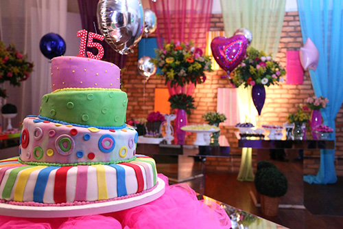 Decoração de 15 anos de Festa à Fantasia com bolo colorido 