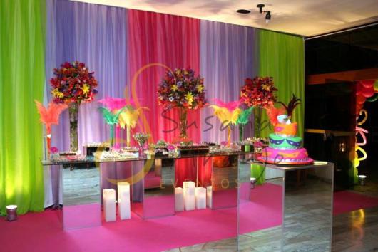 Decoração de 15 anos de Festa à Fantasia com velas e flores naturais