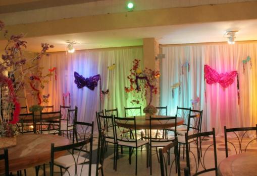 Decoração de 15 anos de Festa à Fantasia com cortinas brancas iluminadas por luzes de LED 