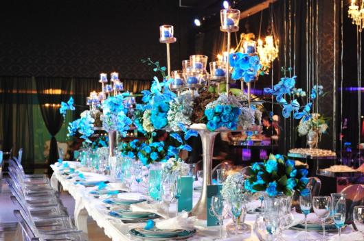 Decoração de 15 anos Azul Tifanny com mesa branca 